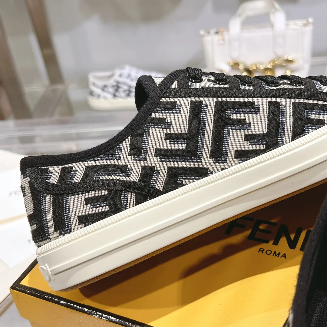 Couple style 💰460❤️Fendi Fendi's latest couple canvas shoes ❑ Fabric: Original customized imported jacquard canvas material ❑ Inner lining: Imported canvas material ❑ Sole: Original molded non-slip TPU outsole ❑ Bottom thickness: 2.5cm ❑ Size: Women's 35-40/Men's 39-45